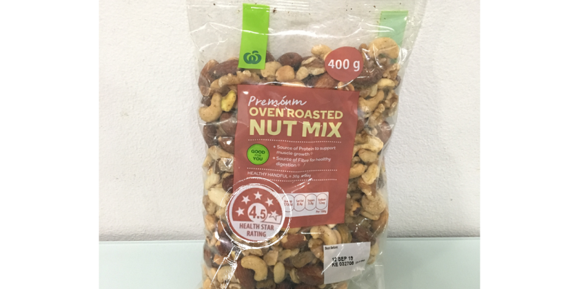 Eine Packung Nussmix von Woolworth