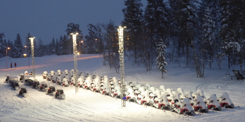 Parkplatz mit verschneiten Schneemobilen