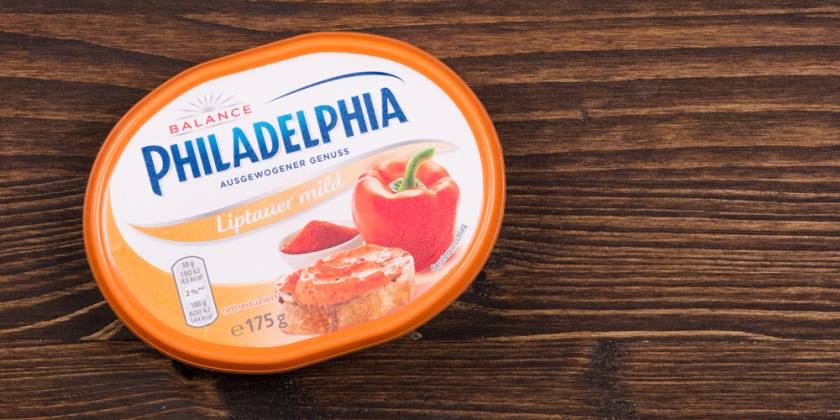 Philadelphia-Liptauer-Aufstrich vor Holzhintergrund