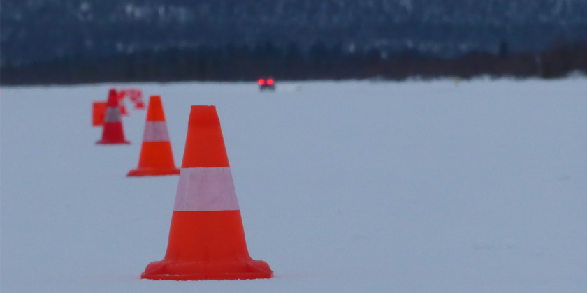 Schneefahrbahn mit Verkehrsleitkegel