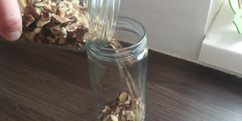 Zerkleinerte Kastanien kommen ins Glas