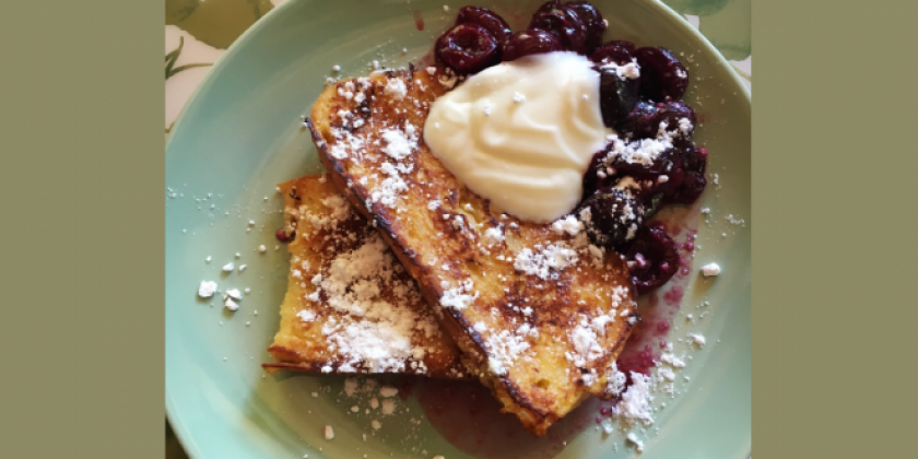 French Toast mit Kirschenkompott