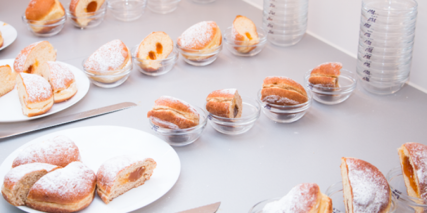 Beschriftete Schüsseln mit Krapfenproben