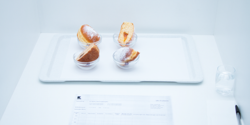 Krapfen Proben, Verkostungsfragebogen und ein Glas Wasser zwecks Neutralisation