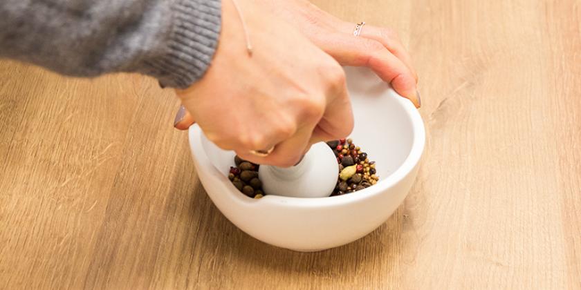 Botanicals werden im Mörser zerkleinert