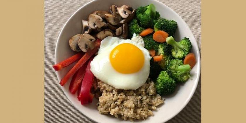 Pikanter Porridge mit Gemüse und Spiegelei