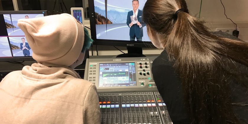 Zwei Personen im Tonstudio.