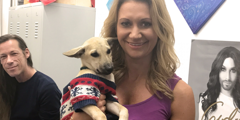 Kabarettistin Angelika Niedetzky mit ihrem Hund auf dem Arm.