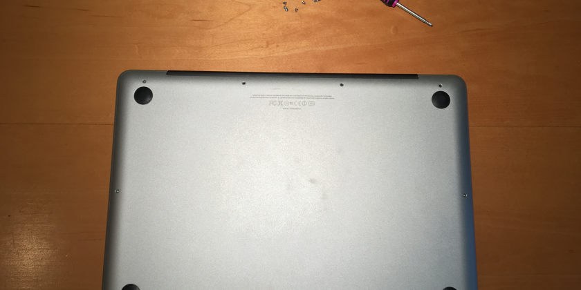 Ein MacBook von unten.