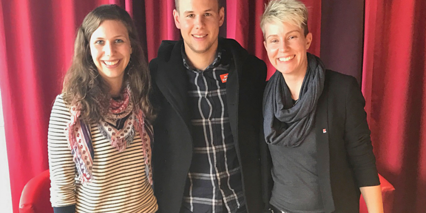 Zwei Frauen und Fußballer Louis Schaub lachen in die Kamera.