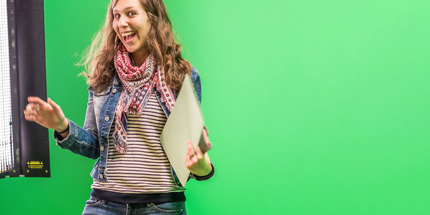 Lachende Frau in Greenroom.