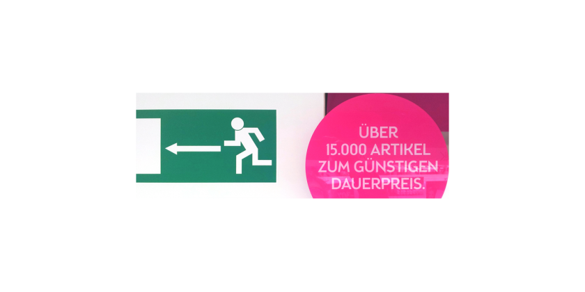 Notausgangs-Schild mit Werbespruch von BIPA nebenbei &quot;Über 15.000 Artikel zum günstigen Dauerpreis.&quot;