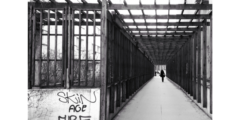 Durchgang einer Passage die mit Holz umrandet ist.