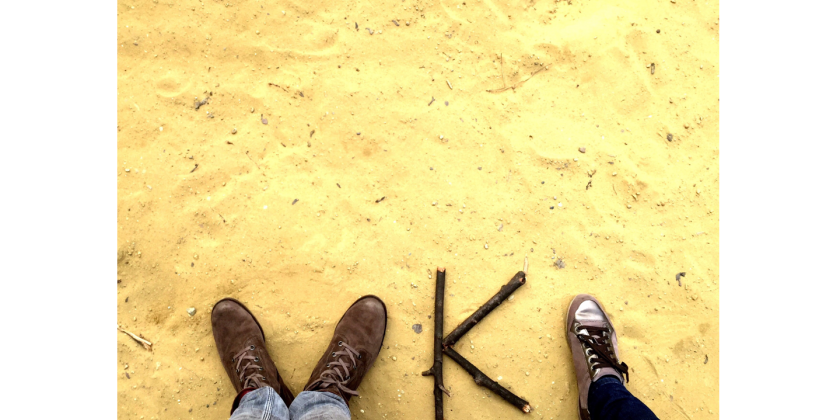 Das Foto zeigt den Schriftzug &quot;VKI&quot; mit Hilfe von Füßen und Holzstecken zusammengestellt.