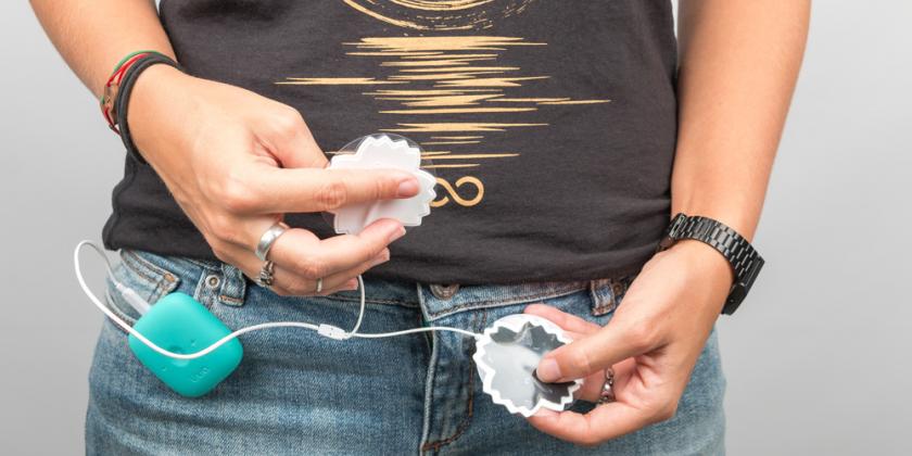 Livia kann man ganz einfach mit an die Hosentasche zwicken. Das Kabel zu den Pads ist nicht sehr lang, viel Spielraum hat man nicht.