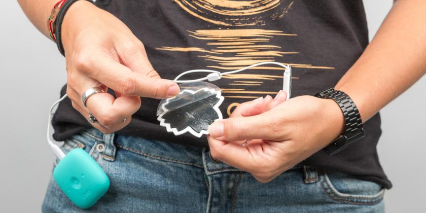 Zunächst muss die Schutzfolio von den Pads entfernt werden.