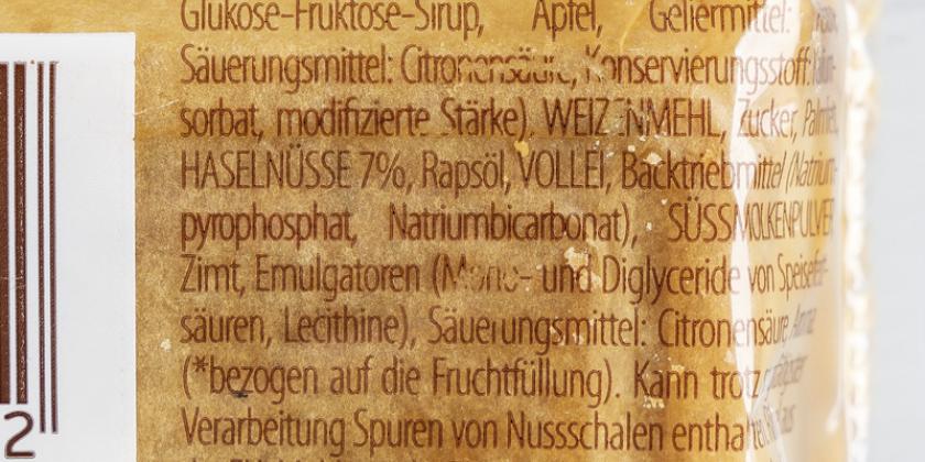 Ölz Linzer Schnitte: Braune Schrift auf darunterliegender Kuchentasse ist auf Packungsrückseite jetzt besser lesbar.