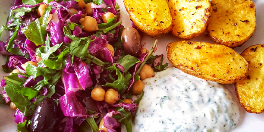 Salat aus Ruccola, Rotkraut, Kichererbsen und Oliven, Erdäpfel aus dem Backrohr, Knoblauch-Kräuter Sauce