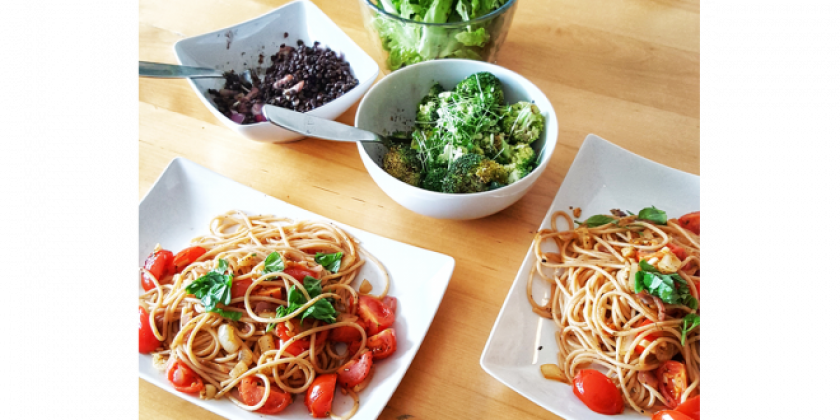 Belugalinsen-, Brokkoli- & grüner Salat, Vollkornpasta mit gebratenen Tomaten