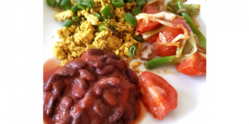 Baked Beans, Tofu Scramble und gebratene Tomaten mit Jungzwiebeln