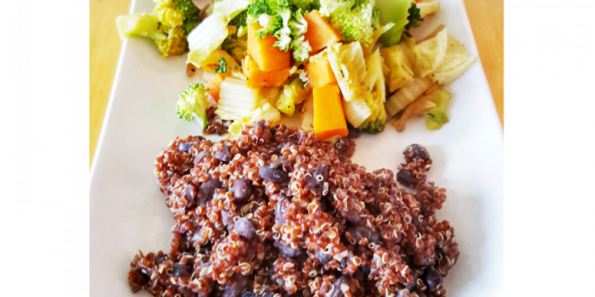 Schwarze Bohnen mit Quinoa, dazu Salat
