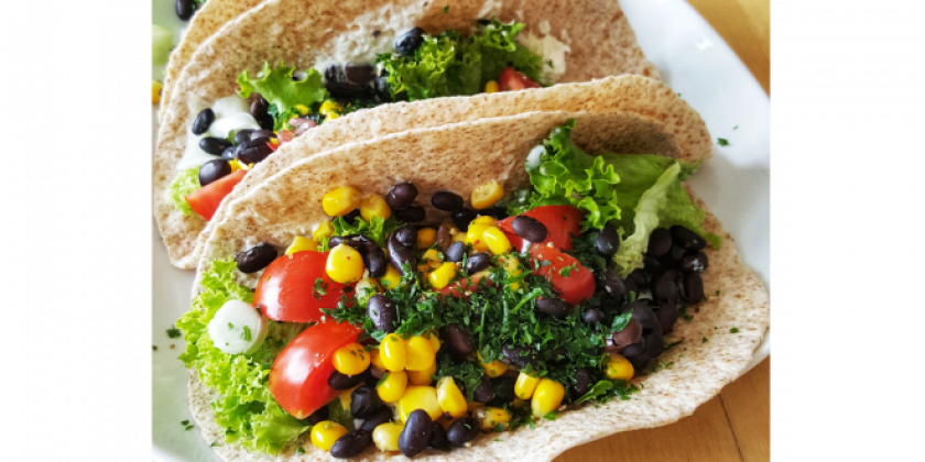 Vollkornwraps mit schwarzen Bohnen, Mais und viel Gemüse