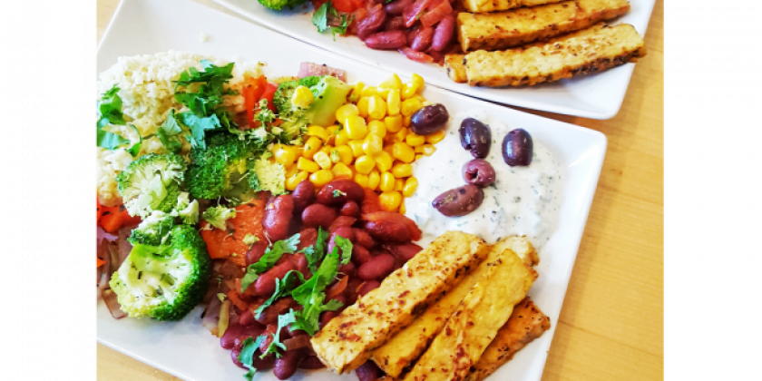 Baked Beans, Tempeh, Mais, Oliven, Tzatziki, Hirse, Brokkoli-Paprikagemüse