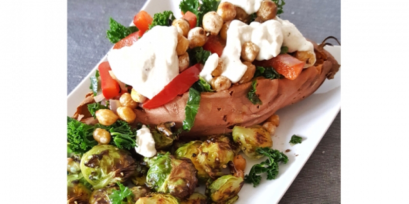 Gebackene Süßkartoffel gefüllt mit Knusperkichererbsen, Grünkohl und Knoblauch-Cashewcreme, dazu karamellisierte Kohlsprossen