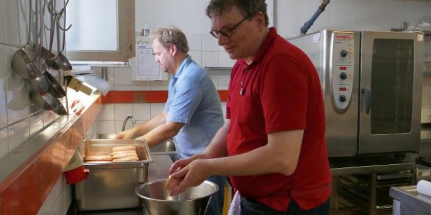 Walter und ich reiben die Knackwürste mit Öl ein.