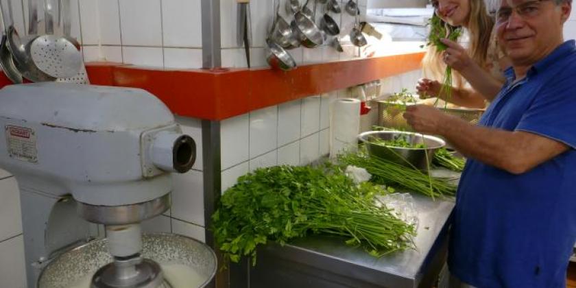 Edi und Barbara beim Petersilie zupfen.