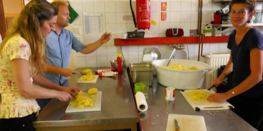 Hier bereiten meine Kollegen (Barbara, Walter, Barbara) gerade den Erdäpfelsalat zu.