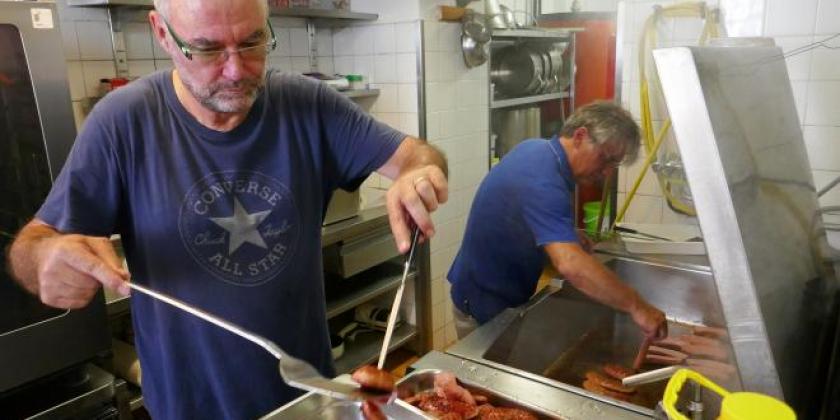 Meine Kollegen Gerhard und Edi am Griller.