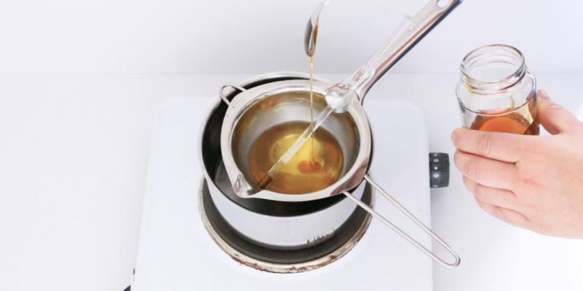 Honig wird im Wasserbad in Öl aufgelöst.