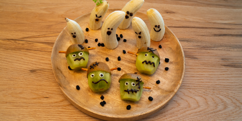 Bananengeister mit Gesicht und Kiwi-Soldaten auf Teller