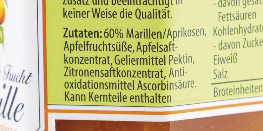 STAUD’S Reine Frucht Marille: Zutatenliste, grüner Hintergrund, schwarze Schrift;