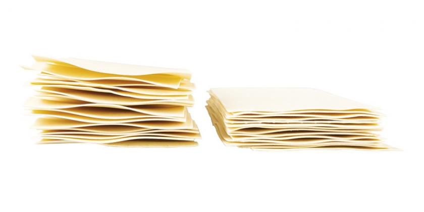 Barilla Collezione Lasagne N. 189: höherer Stoß mit gewellten Teigplatten, neben kleinerem mit geraden Platten