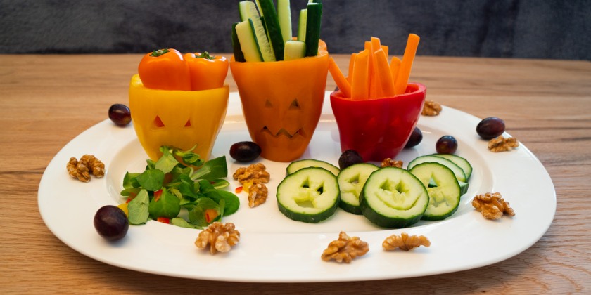Paprika mit Gesicht als Schüsserl für Rohkoststicks, geschnitzte Gurkengesichter