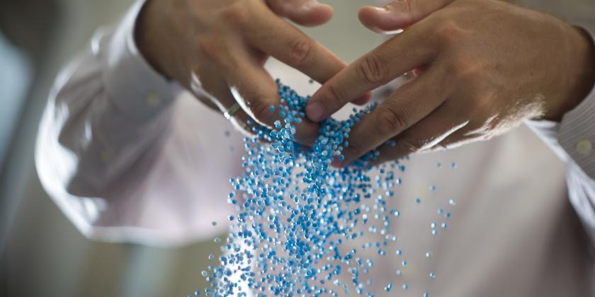 Alternativ zu den Flocken werden die alten Plastikflaschen im PET-to-PET-Werk auch zu Granulat geschmolzen.