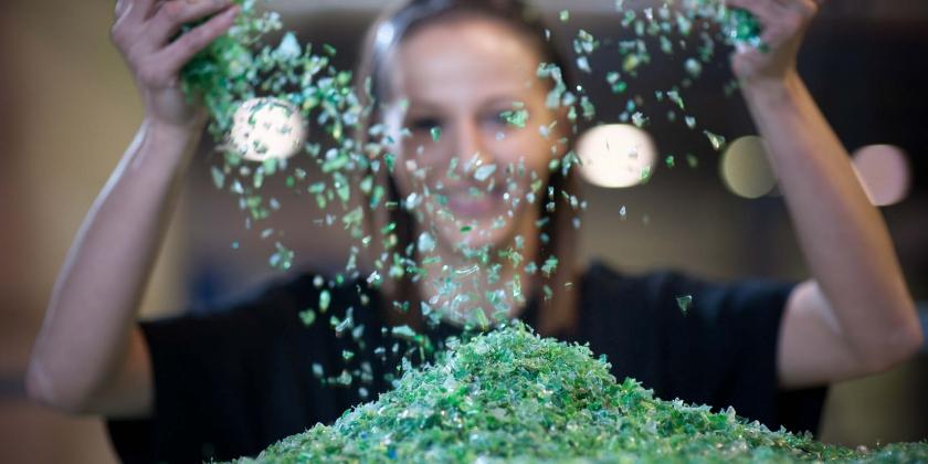 Plastikflocken werden gewonnen nachdem die PET-Flaschen zerkleinert, gereinigt und nochmal getrennt worden sind.