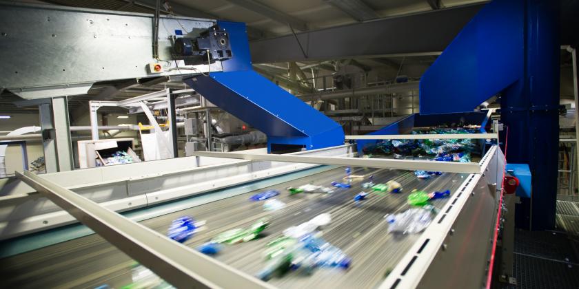 In der Sortieranlage werden etwaige Metallteile und sonstige grobe Verunreinigungen ausgeschieden