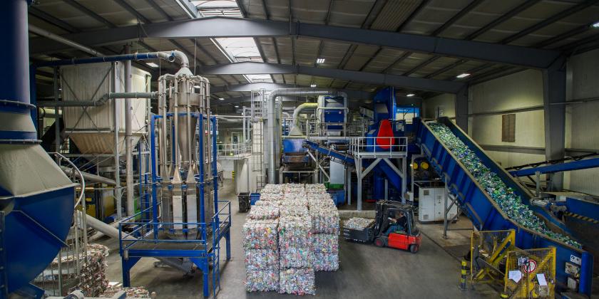 Die Kunststoffballen werden in der ersten Sortier- und Verarbeitungsanlage wieder aufgelöst