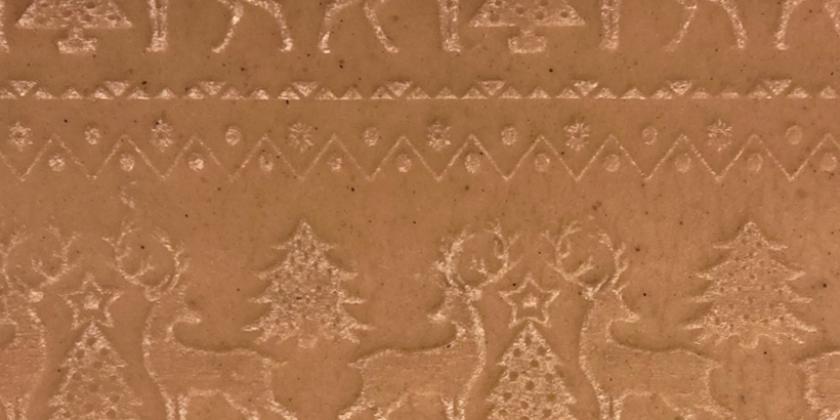 Teigroller mit Motiv: ausgewalkter Teig zeigt weihnachtliche Motive: Hirsche, Tannenbäume ...