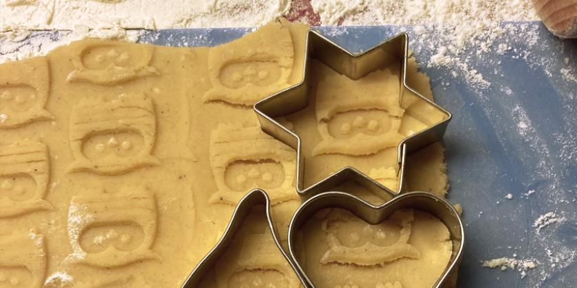 Teigroller: Eulenmotiv in den Teig drücken, danach mit Formen ausstechen