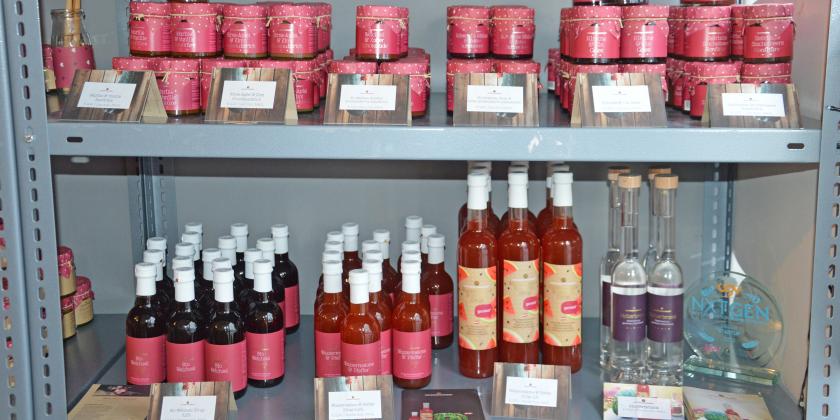 Regal im Laden von &quot;Unverschwendet&quot; mit verschiedenen Produkten