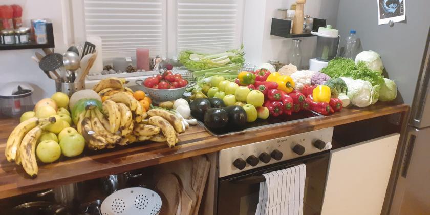 Küche mit gerettetem Obst und Gemüse durch Dumpstern