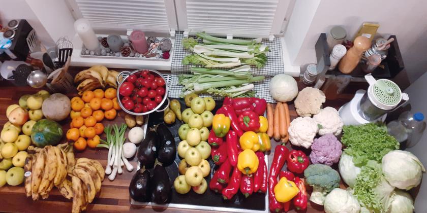 Küche mit gerettetem Obst und Gemüse durch Dumpstern