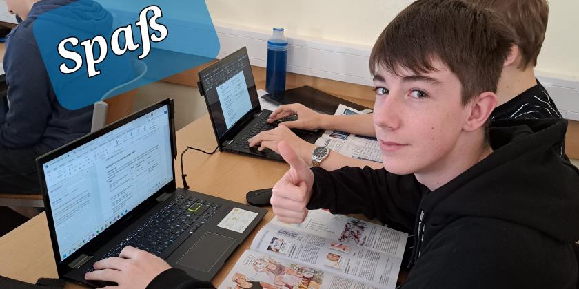 Schüler vor KONSUMENT und Laptop