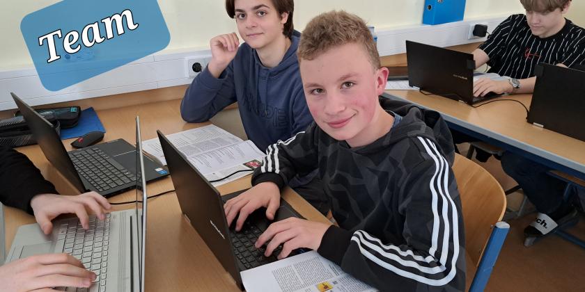 Schüler am Laptop mit KONSUMENT-Heft