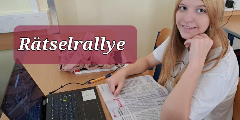 Schülerin am Tisch vor Laptop und KONSUMENT-Heft