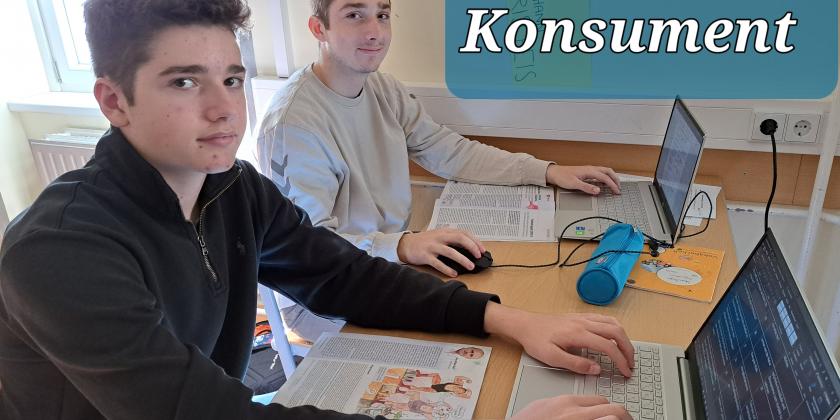 Schüler am Laptop mit KONSUMENT-Heft